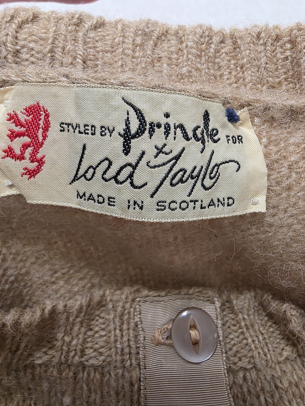 Vintage Pringle of Scotland Tan Cardigan 100% New Wool Shetland Size 40 Large - Picture 3 of 8